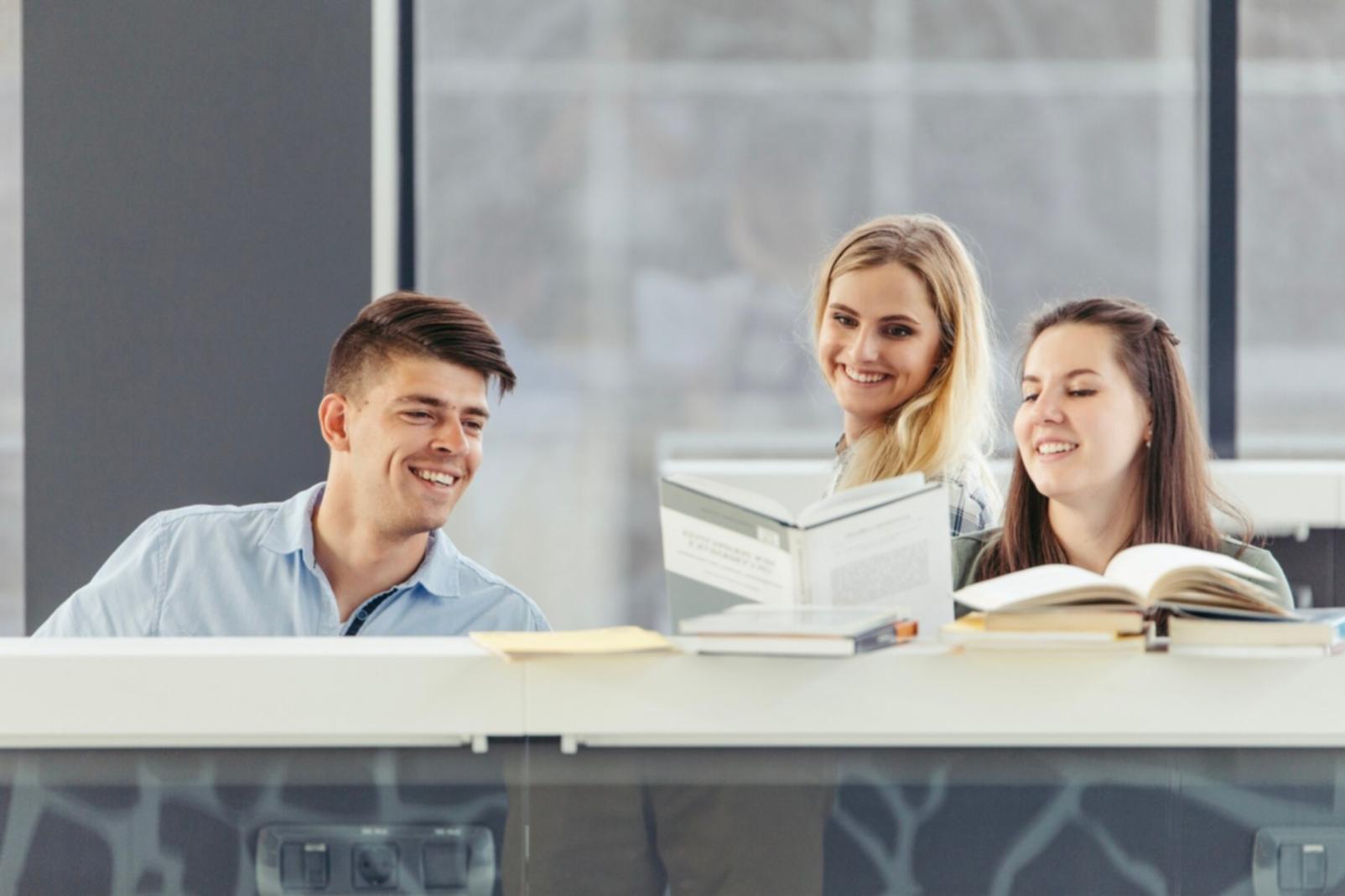 Experten analysieren Wirtschaftsdaten am Computer